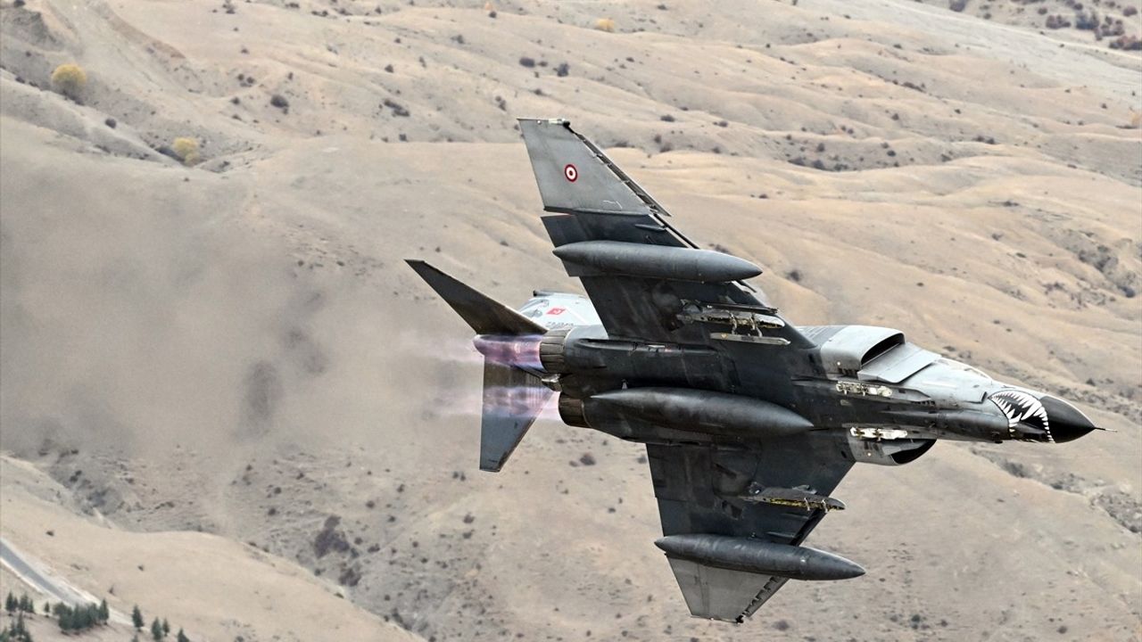 Eskişehir'de F-4E Phantom Uçaklarıyla Eğitim Faaliyeti