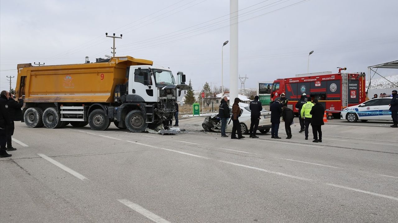 Eskişehir'de Trafik Kazası: Hafriyat Kamyonu ile Çarpışan Otomobilin Sürücüsü Hayatını Kaybetti