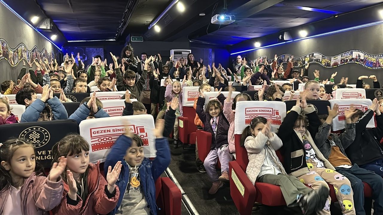 Gezen Sinema Tırı Düzce'deki Köy Okullarına Ulaşıyor