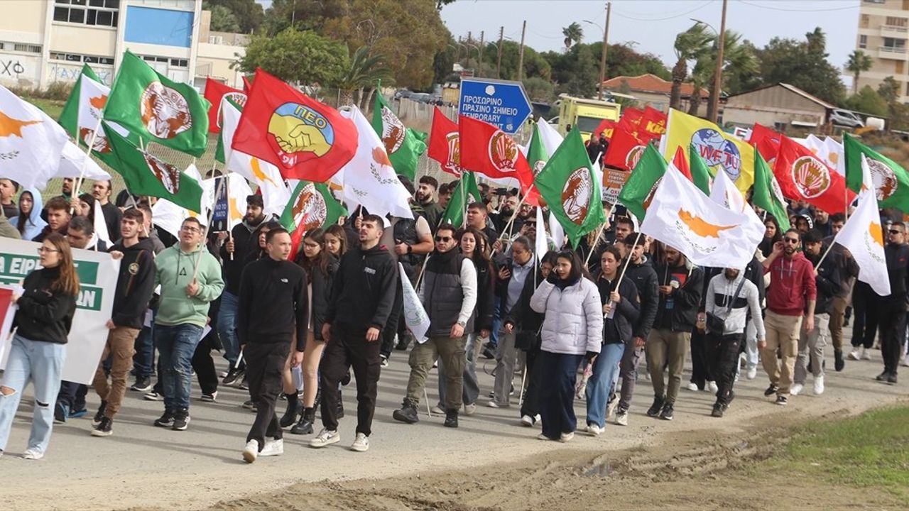 Güney Kıbrıs'ta ABD Askeri Varlığına Protesto