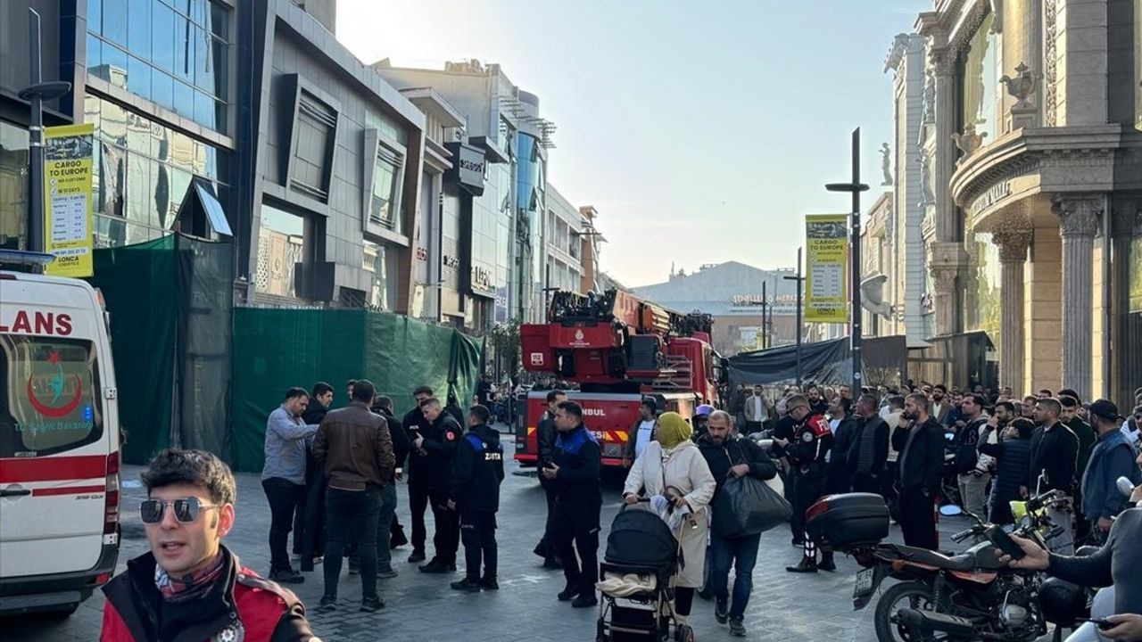 Güngören'de Yıkımda Göçük: İki İşçi Aranıyor