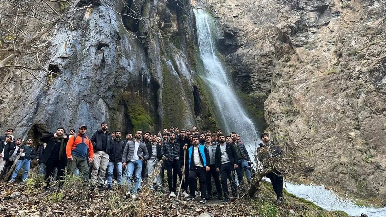 Hakkari'de Gençlik Kampı: Tarihi ve Doğal Güzellikler Keşfedildi