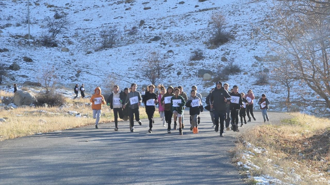 Hakkari'de Sporcular Yeni Asfalt Yolda Antrenman Yaptı