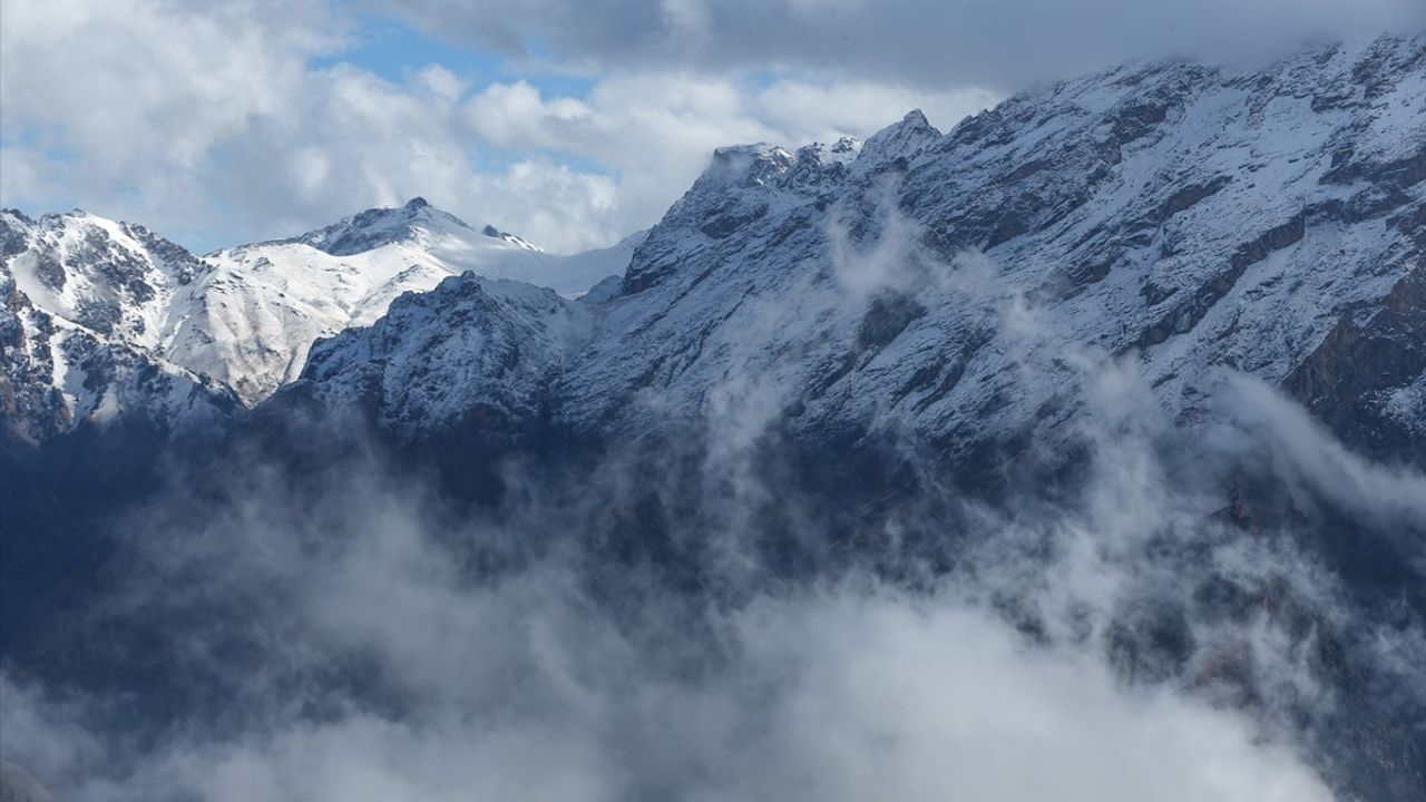 Hakkari'de Yüksek Kesimlerde Kar Yağışı