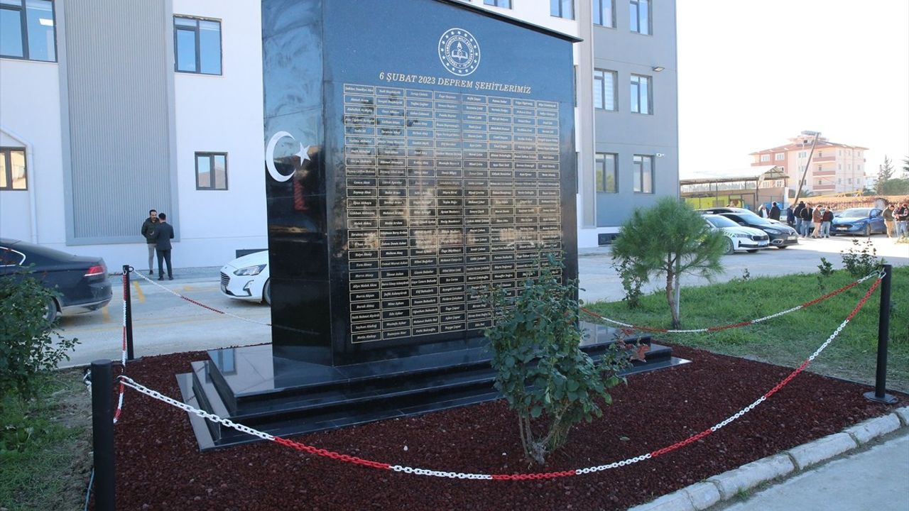 Hatay'da Depremde Kaybedilen Öğretmenler İçin Anıt Yapıldı