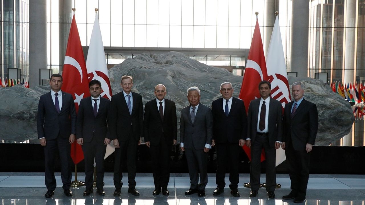 Hazine ve Maliye Bakanı Şimşek, AIIB'yi Ziyaret Etti