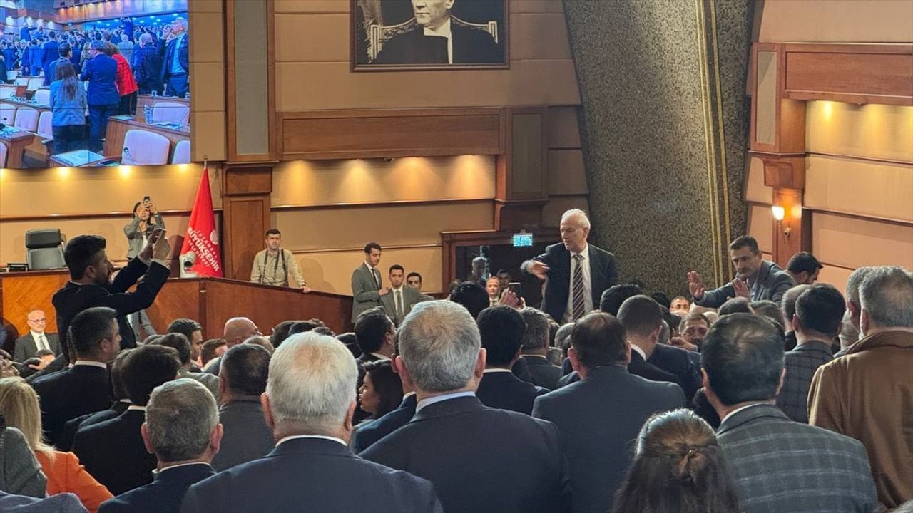 İBB Meclisinde Gerilim: Kavga ve Tartışmalar Sırasında Ara Verildi