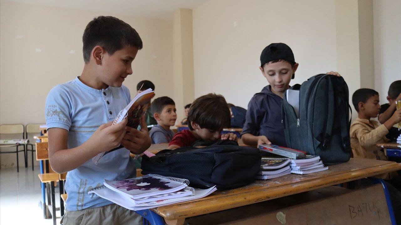 İHH Suriye'de 14 Bin Öğrenciye Kırtasiye Desteği Sağladı