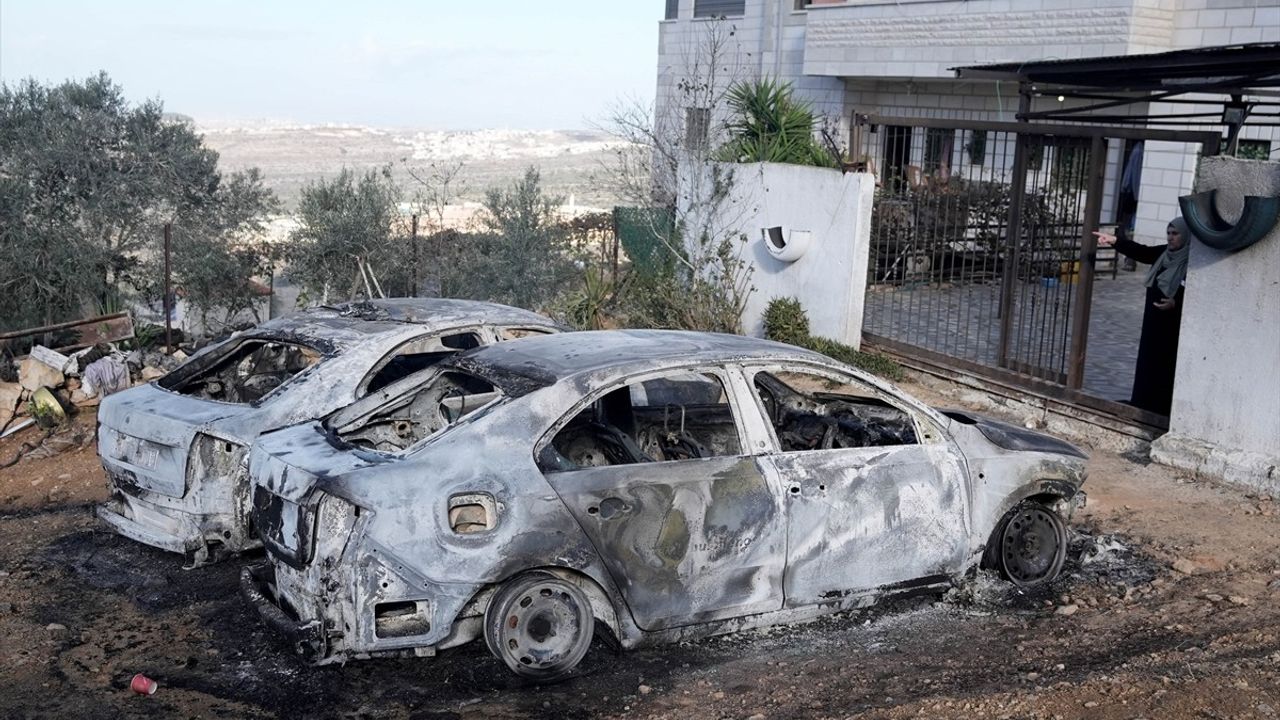 İsrailli Grup Batı Şeria'da Filistinlilere Ait Araçları Kundakladı
