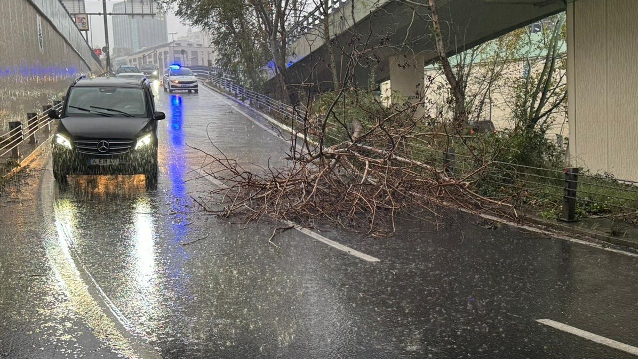 İstanbul'da Sağanak ve Rüzgar Etkisi: Ulaşımda Aksamalar Yaşanıyor