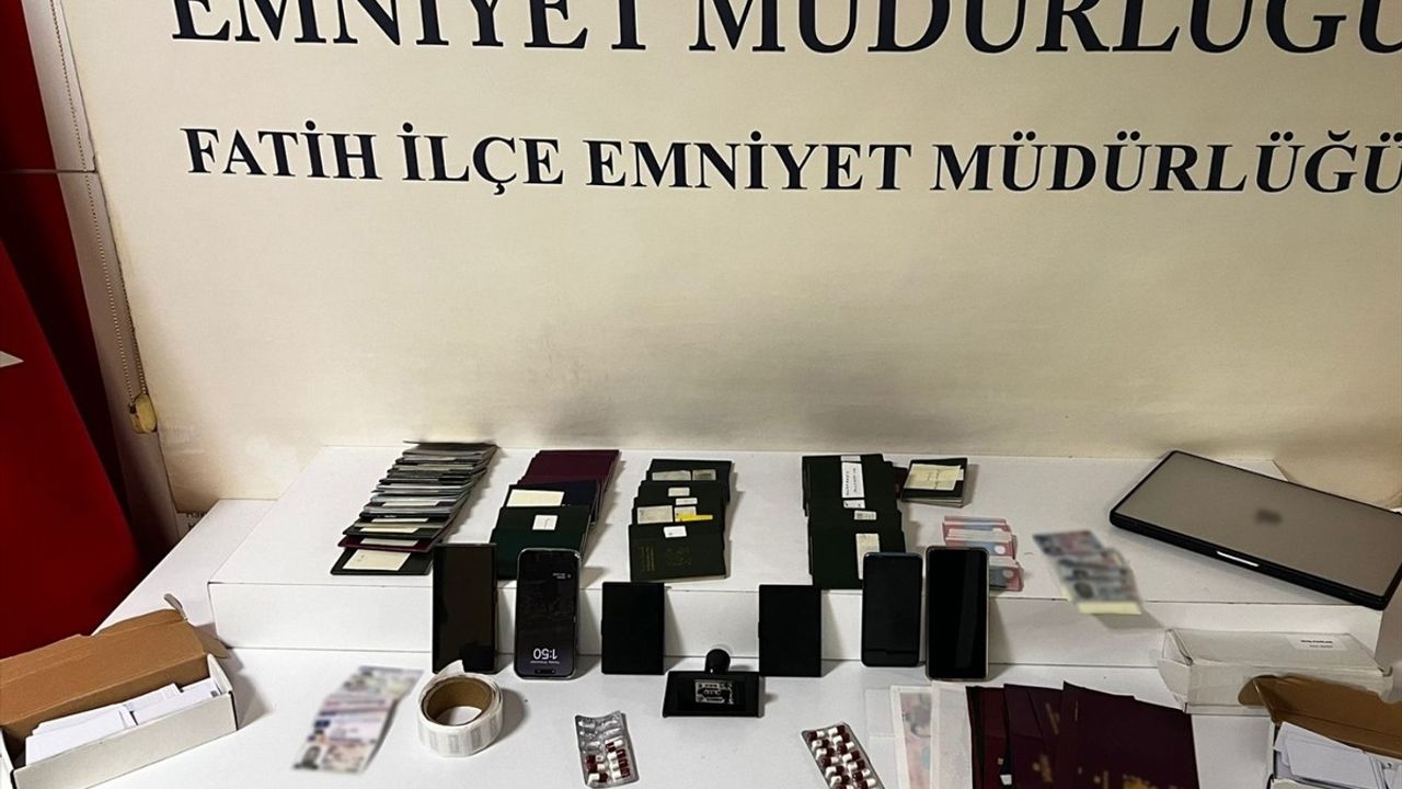 İstanbul'da Sahte Pasaport ve Kimlik Operasyonu: 3 Zanlı Tutuklandı