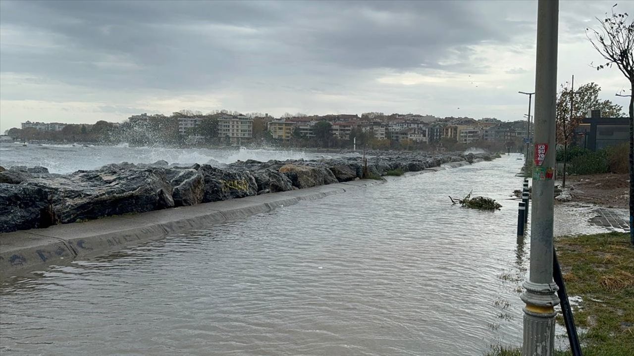 İstanbul'da Şiddetli Lodos Su Birikintilerine Neden Oldu