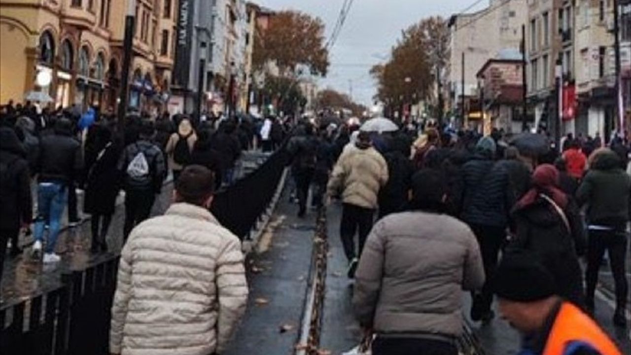 İstanbul'da Tramvay Arızası Yolcuları Raylarda Yürümeye Zorladı