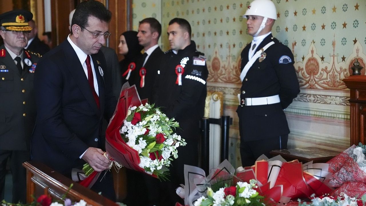 İstanbul Valisi Gül, Atatürk'ün Dolmabahçe Sarayı'ndaki Odasını Ziyaret Etti
