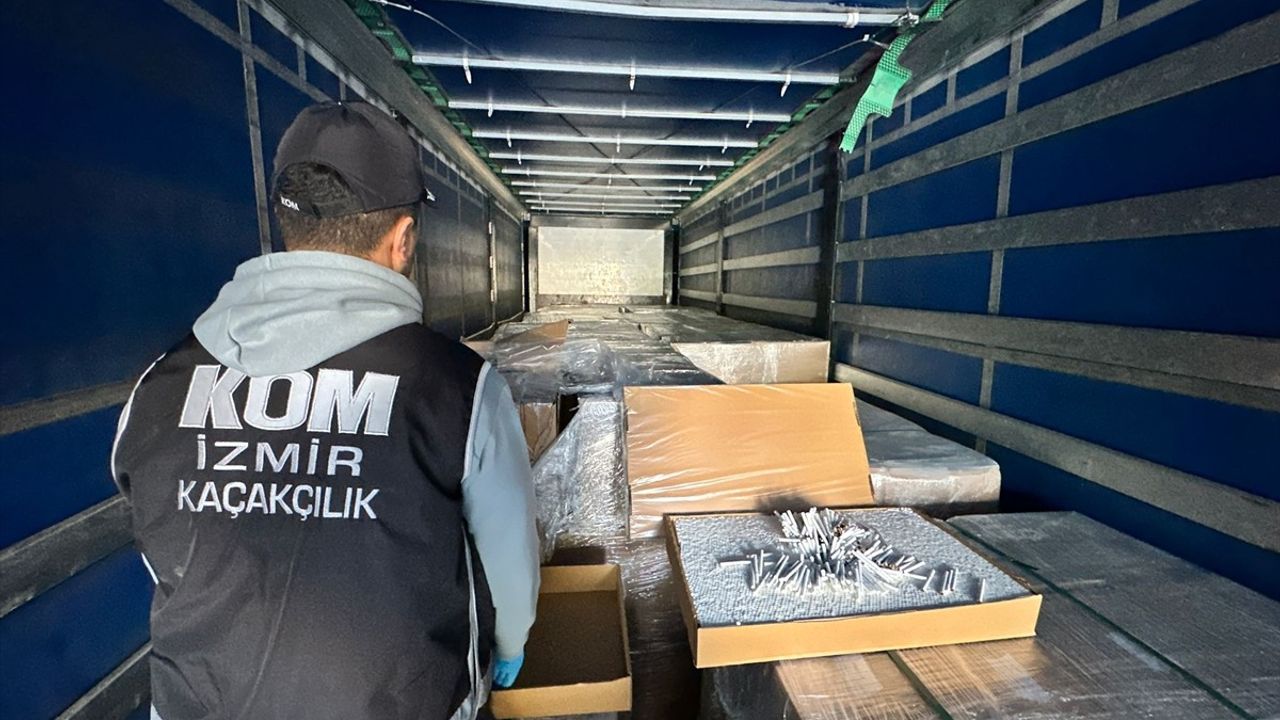 İzmir'de 2 Milyon 436 Bin Doldurulmuş Makaron Ele Geçirildi