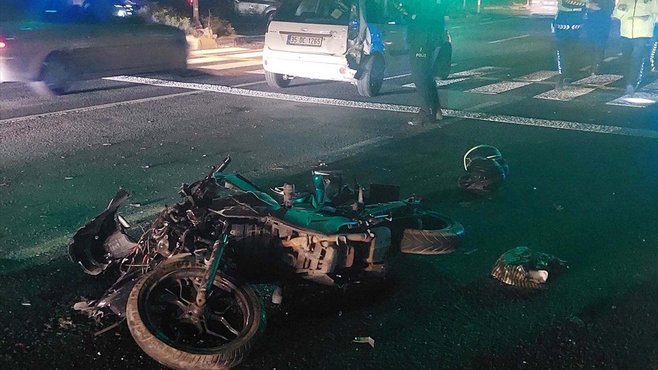 İzmir'de Motosiklet ve Otomobil Çarpıştı: 2 Yaralı