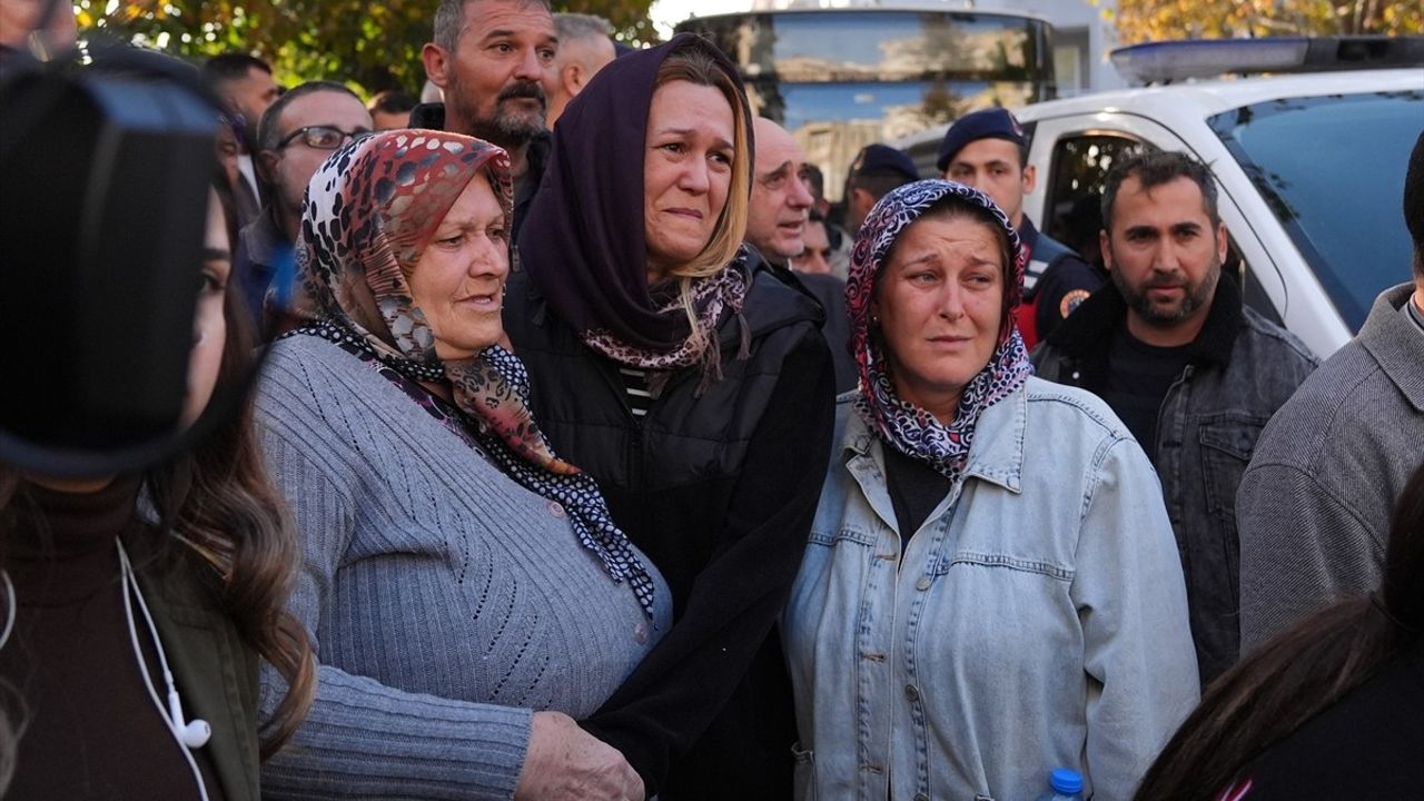 İzmir'deki Yangında Hayatını Kaybeden 5 Kardeş Son Yolculuklarına Uğurlandı