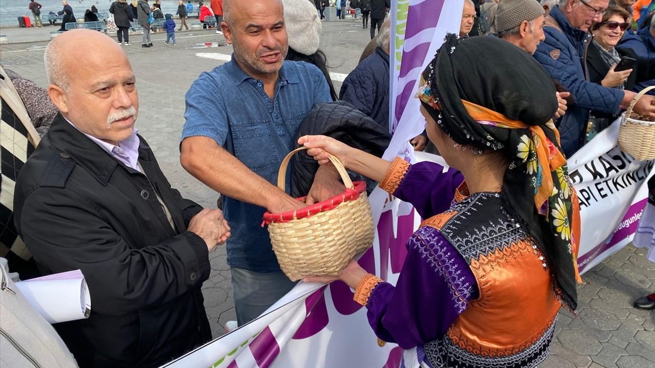 Kadıköy'de Fındık Şöleni: Ordu Dernekleri Federasyonu'ndan Ücretsiz Fındık Dağıtımı