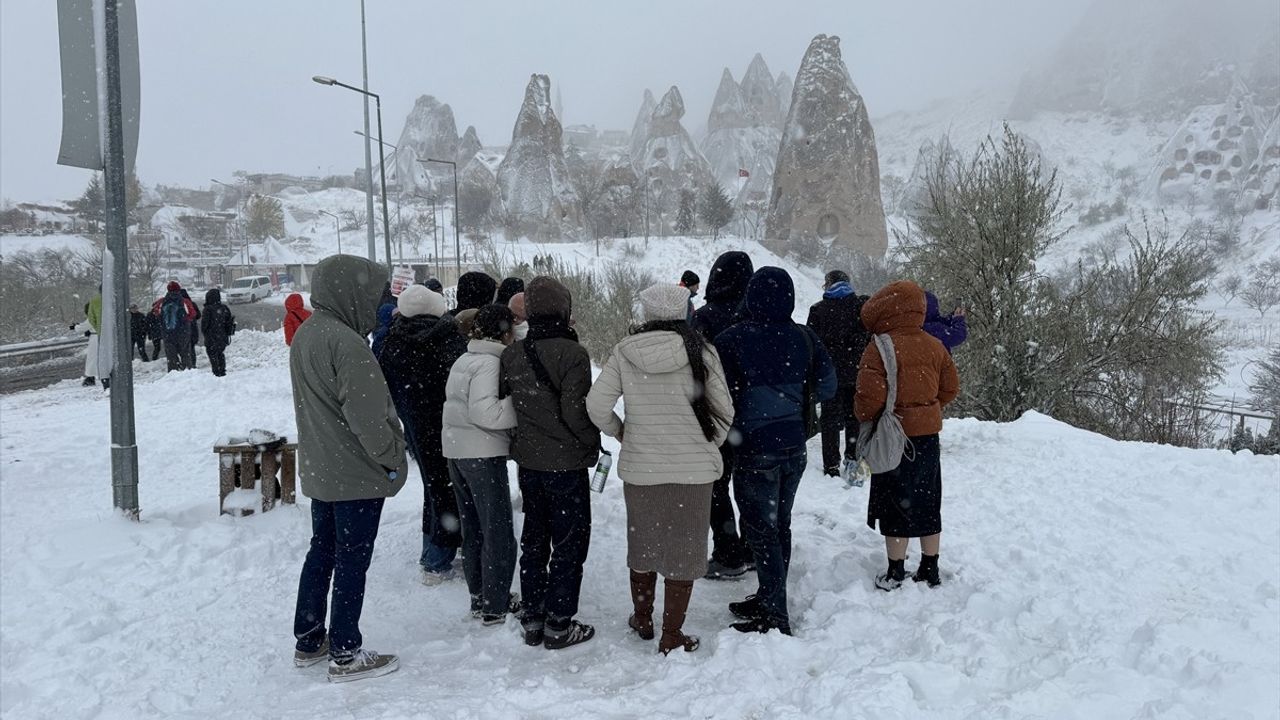 Kapadokya'da Kış Keyfi: Kar Yağışı Turistleri Büyüledi