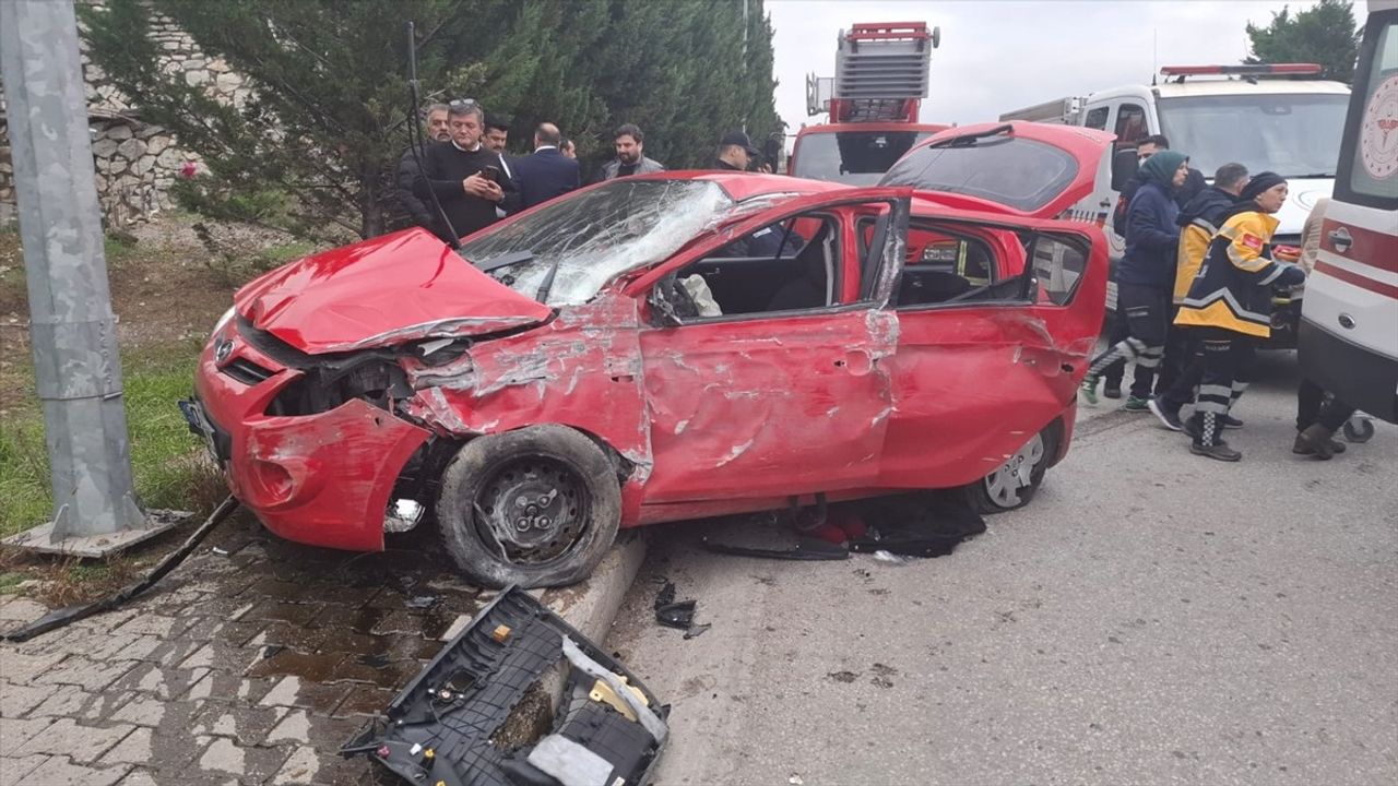 Karabük'te Aydınlatma Direğine Çarpan Otomobilde 3 Yaralı