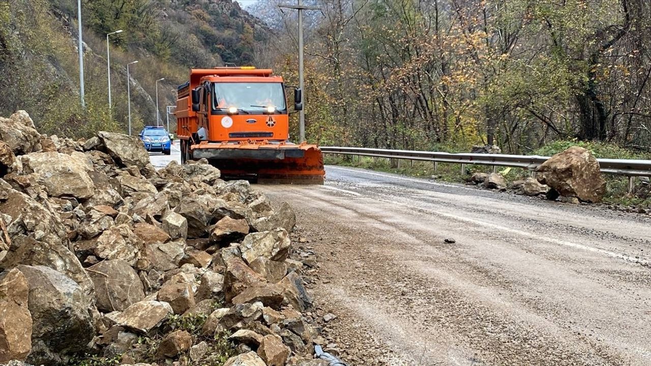 Karabük-Zonguldak Yolundaki Heyelan Ulaşımı Aksattı