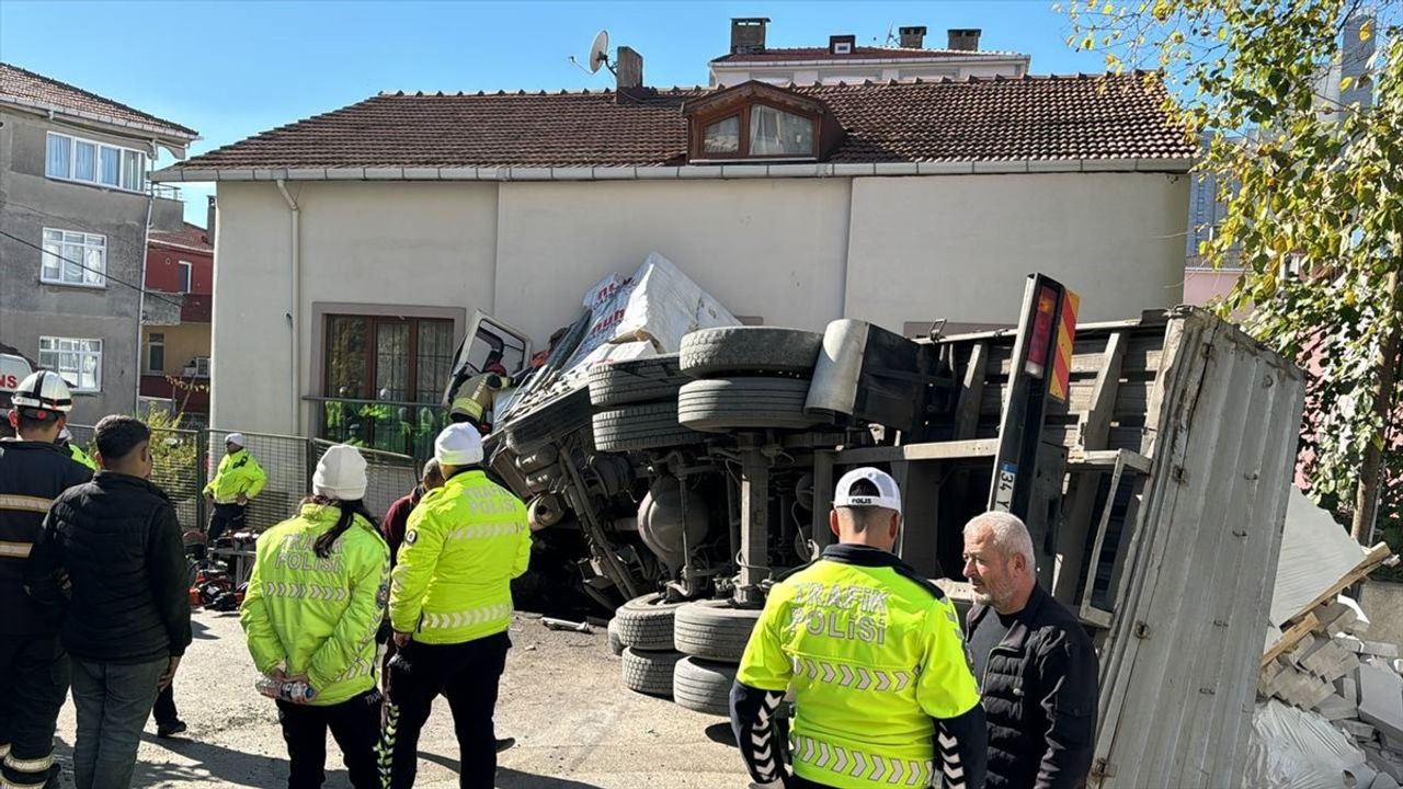 Kartal'da Kamyon Devrildi, Sürücü Yaralandı