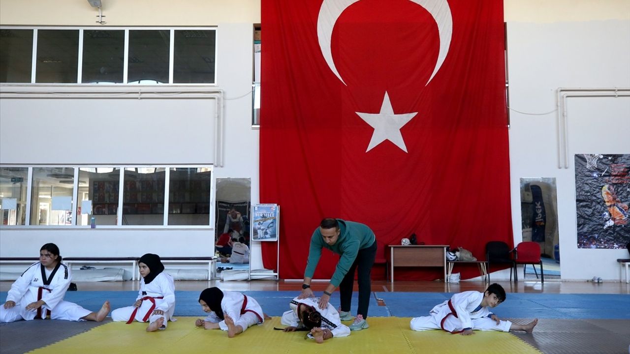 Kayseri'de Polisler Çocukları Tekvando ile Madalyalara Taşıyor