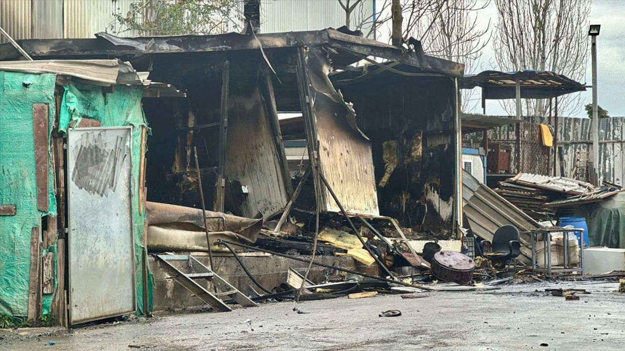 Kocaeli Çayırova'da Yangın İki İş Yerini Vurdu