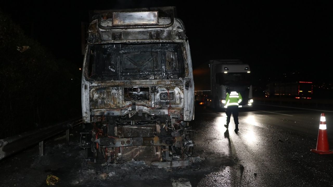 Kocaeli'de Muz Yüklü Tır Yangını İtfaiye Ekiplerince Söndürüldü