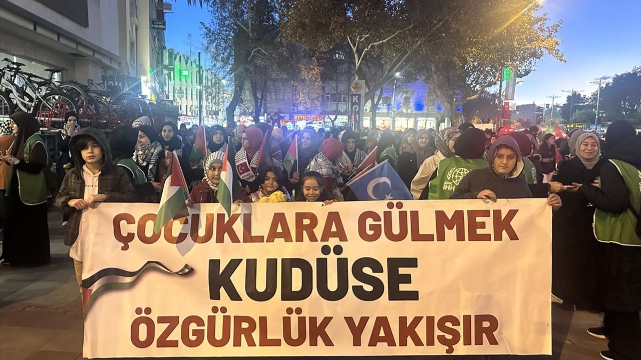 Konya'da Filistinli Çocuklar İçin Destek Yürüyüşü