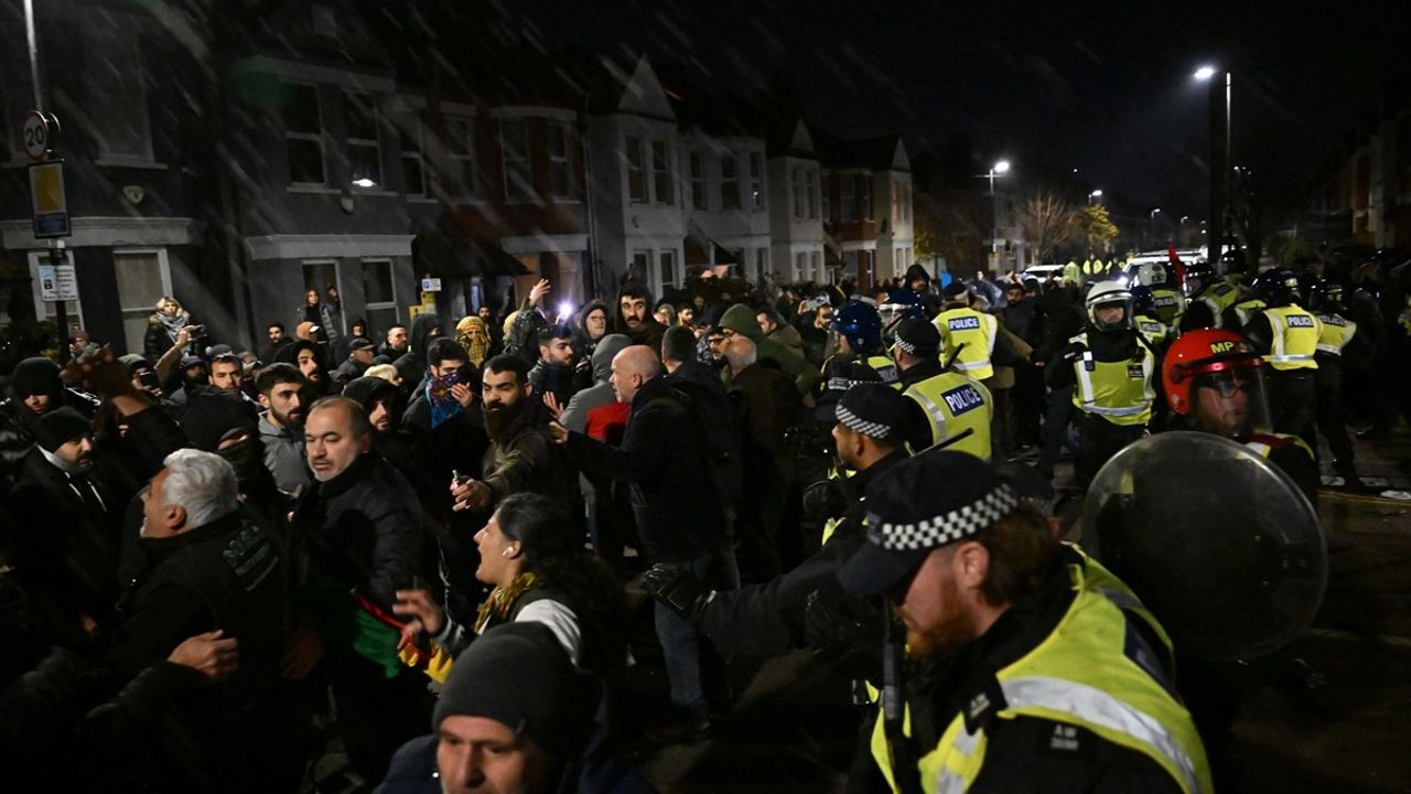 Londra'da PKK Yandaşları ile Polis Arasındaki Çatışma Devam Ediyor