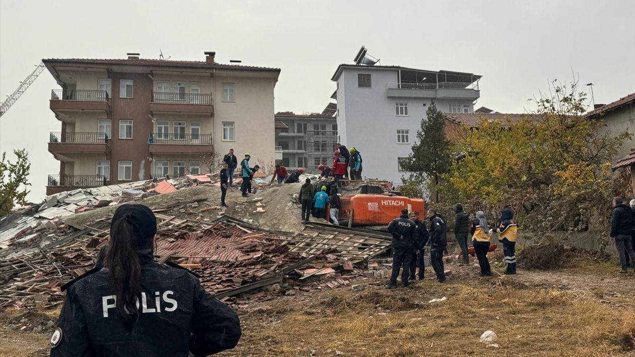 Malatya'da Yıkım Sırasında İş Makinesine Devrilen Bina
