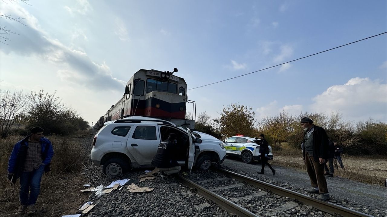 Malatya'da Yük Treni Otomobile Çarptı: İki Yaralı