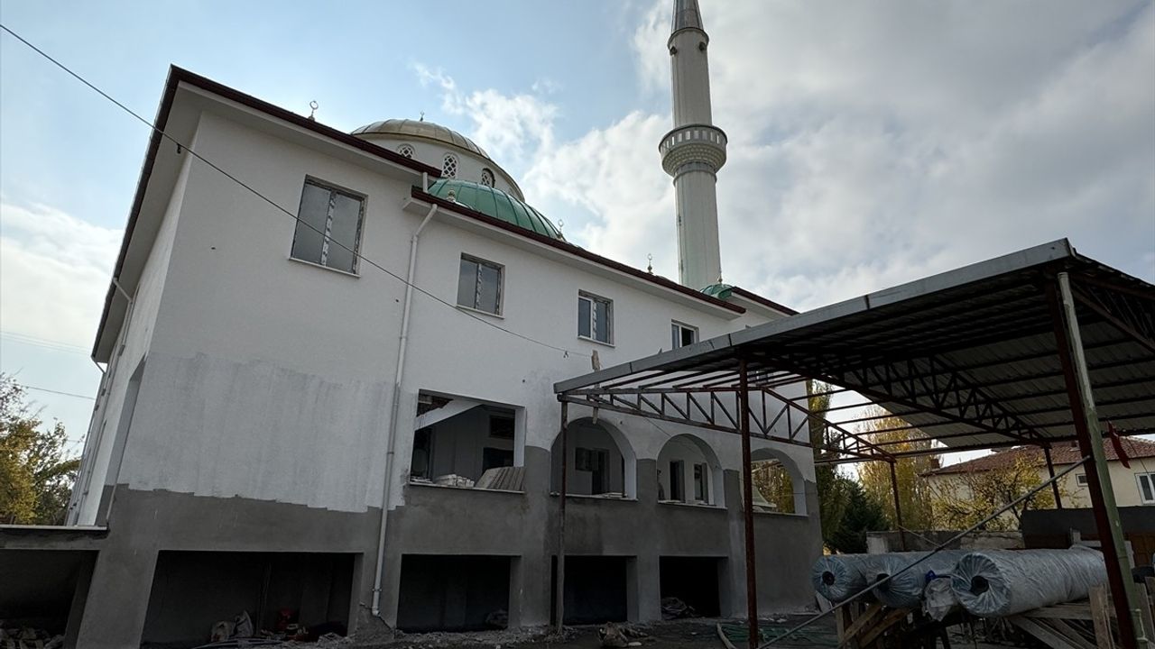 Malatya'daki Yıkılan Camilerin Yeniden İnşası Hayırseverlerin Desteğiyle Devam Ediyor