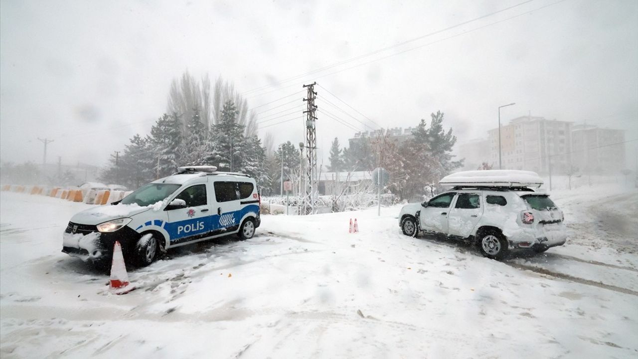 Malatya-Kayseri Kara Yolu Ulaşımı Kar Yağışı Nedeniyle Kapandı