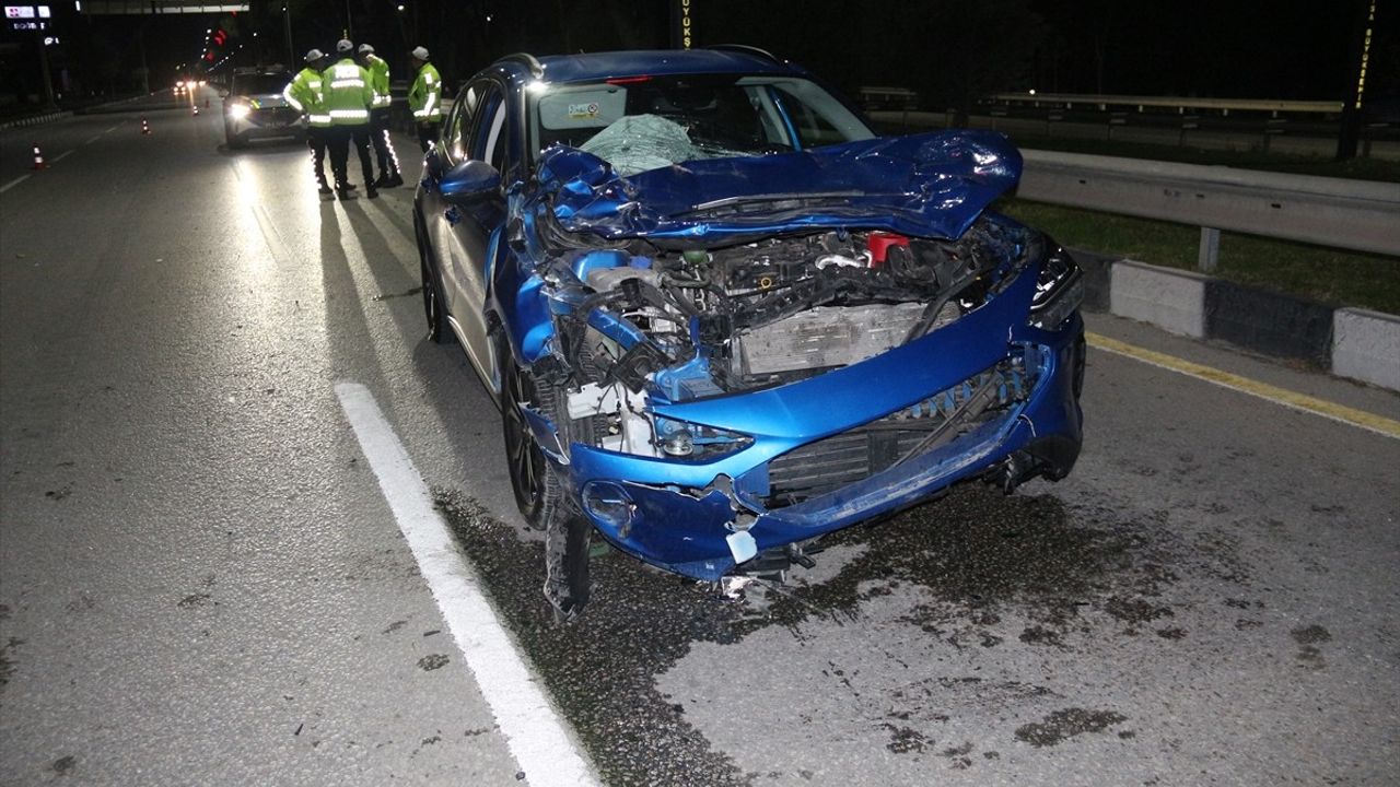 Manisa'da Ata Çarpan Otomobilde Üç Yaralı