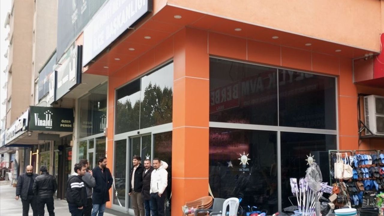 Maskeli Saldırgan AK Parti Beylikdüzü İlçe Başkanlığına Taşlı Saldırı Düzenledi