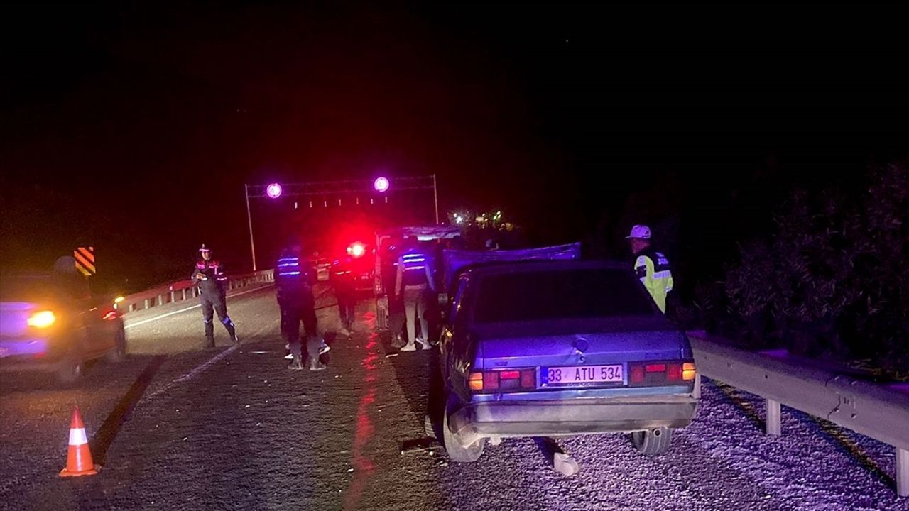 Mersin'de Feci Kaza: Lastik Değiştirirken Otomobil Çarptı, 2 Ölü