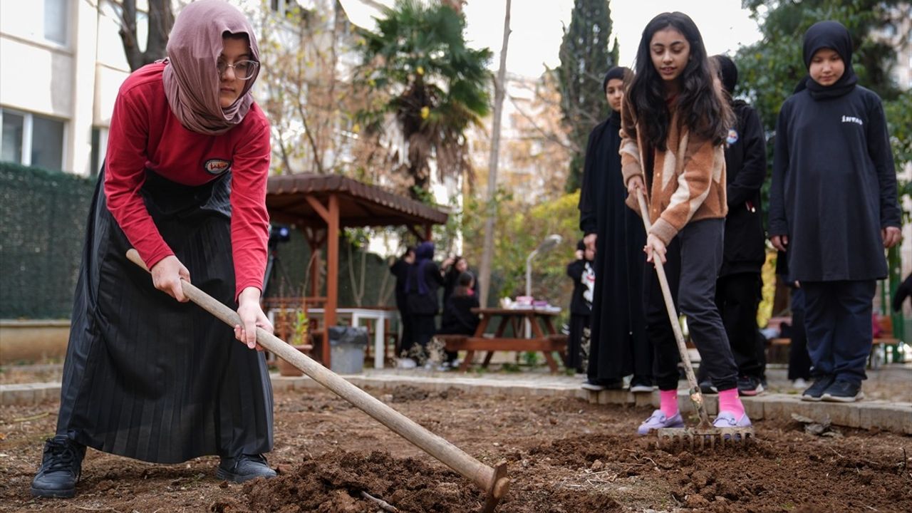 Okul Bahçesinde Sebze Yetiştirerek Öğrencilere İlham Veren Müdür