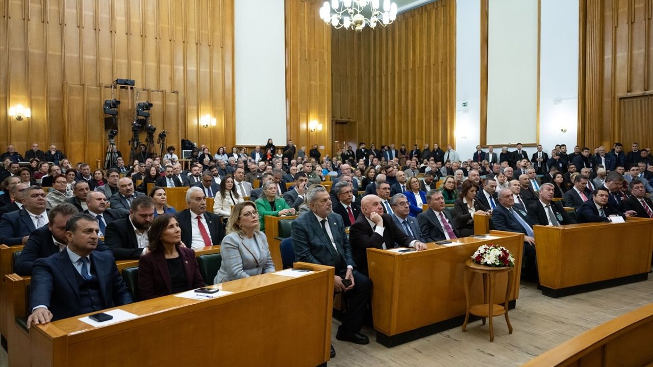 Özgür Özel: 'Kreşler Yoksul Ailelerin' ve Ekonomik Sorunlara Dikkat Çekti