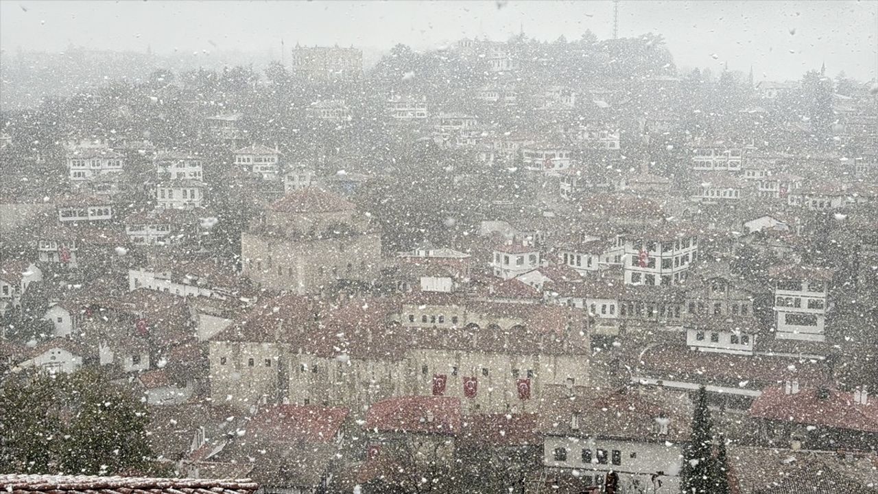 Safranbolu'da Kar Yağışı Tarihi Yapıları Beyaza Bürüdü