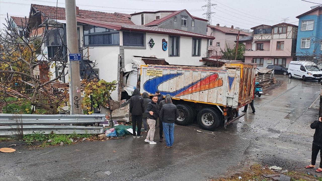 Sakarya'da Fren Arızası Sonucu Kamyon Eve Girdi