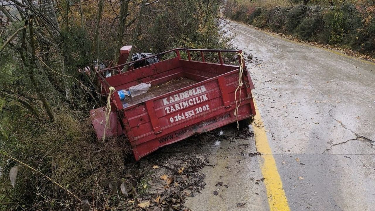 Sakarya'da Traktör Devrilmesi: 1 Ölü, 3 Yaralı