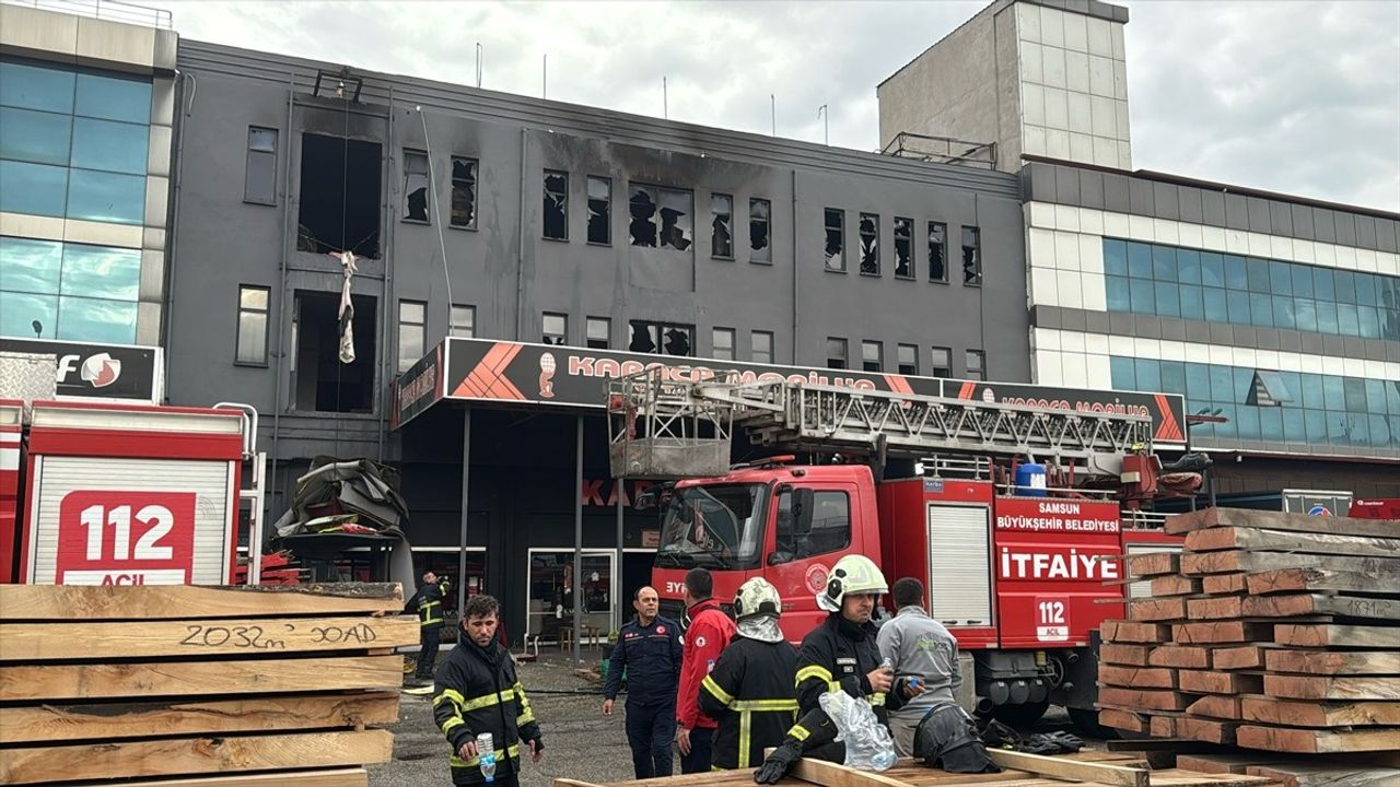 Samsun'daki Mobilya İmalathanesinde Yangın