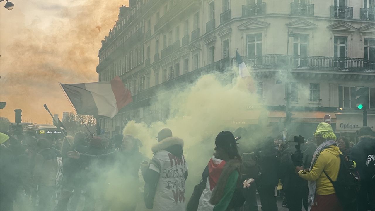 Sarı Yelekliler 6. Yıl Dönümünde Paris'te Gösteri Düzenledi