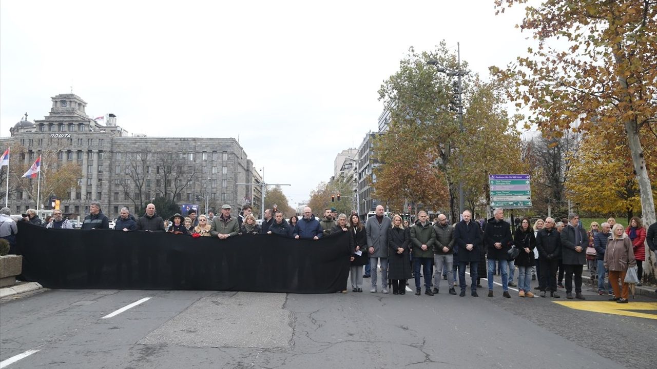 Sırbistan'da Trafik 15 Dakika Durduruldu: 15 Kişi Anısına Etkinlikler Düzenlendi