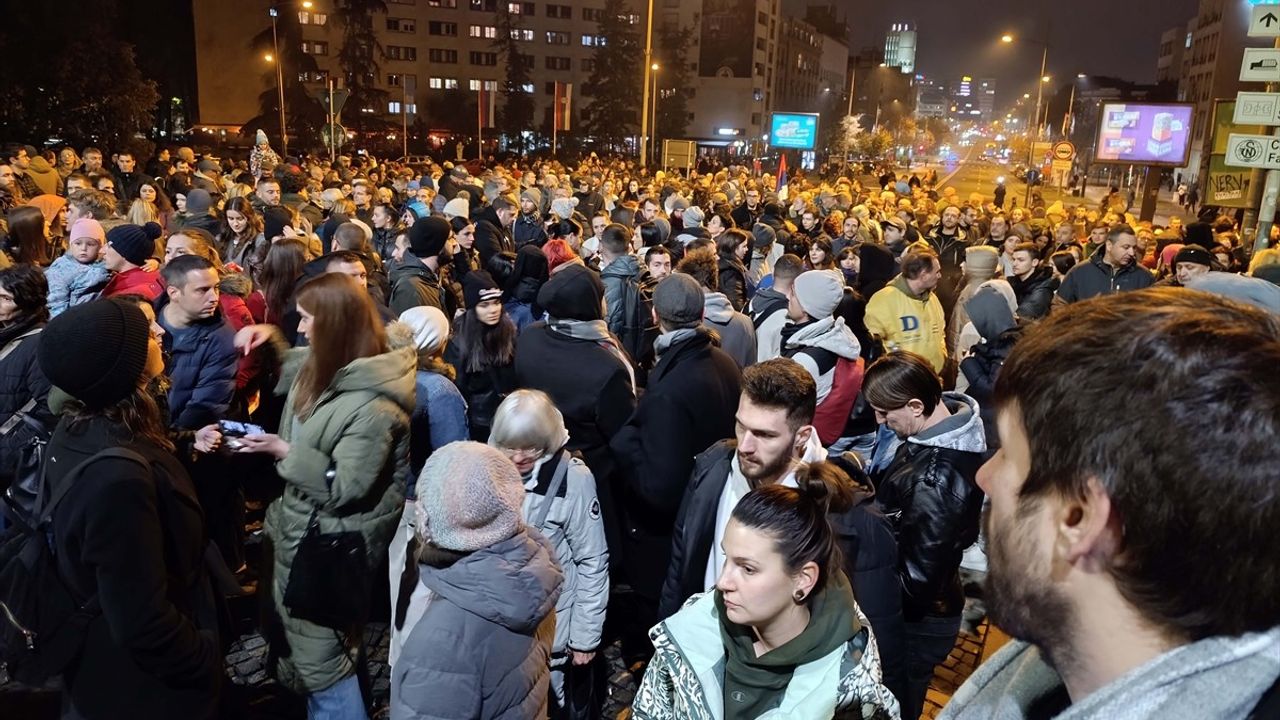 Sırbistan'daki Ölümlü Tren Kazasına Protestolar Devam Ediyor