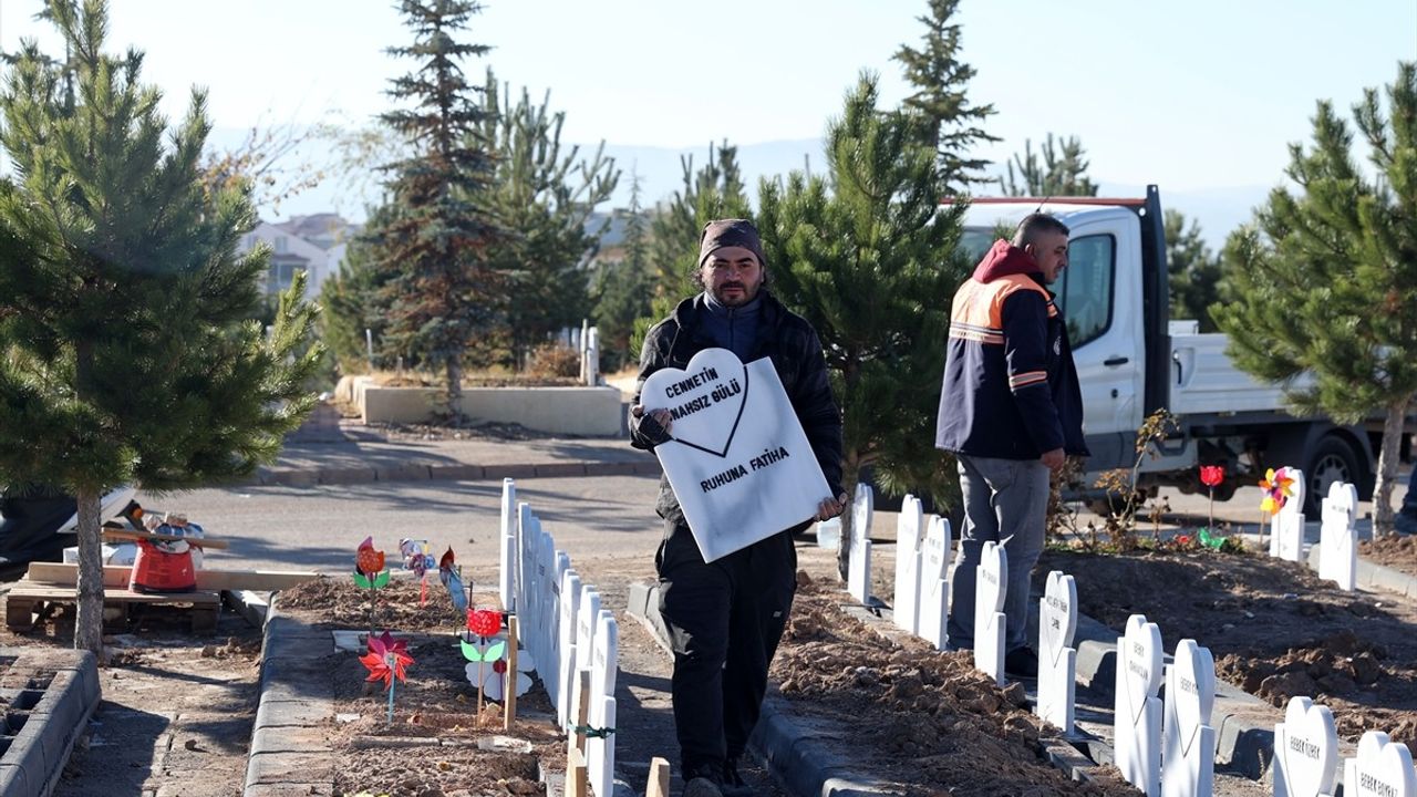 Sivas'ta Kaybolan Bebek Mezarına Anlamlı Mesaj