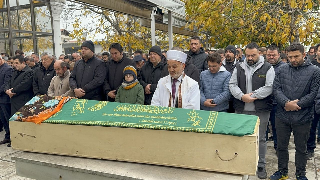 Tekirdağ'da Bıçakla Öldürülen Annenin Cenazesi Defnedildi