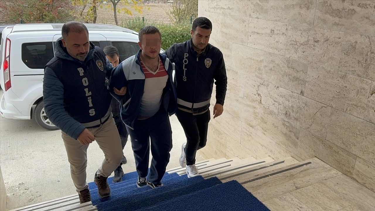 Tekirdağ'da Genç, Annesini Öldürdü ve 4 Yakınını Yaraladı